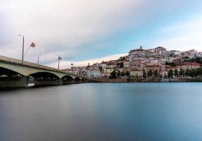 mar-com-uma-ponte-rodeada-pela-cidade-de-coimbra-sob-um-ceu-nublado-em-portugal (Personalizado)