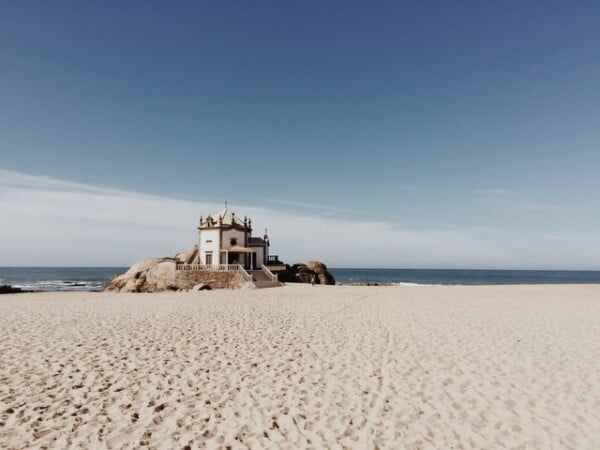 where-to-find-the-best-beach-houses-in-portugal