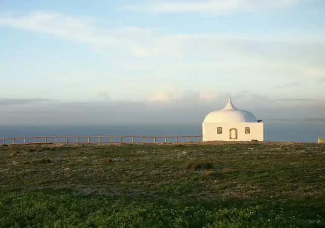 building in Sesimbra