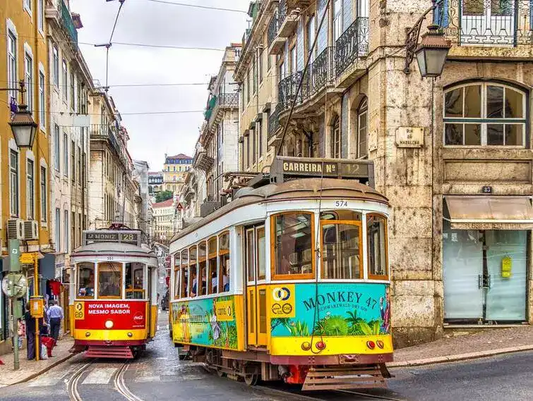 How to get to Media Markt in Lisboa by Bus, Train or Metro?