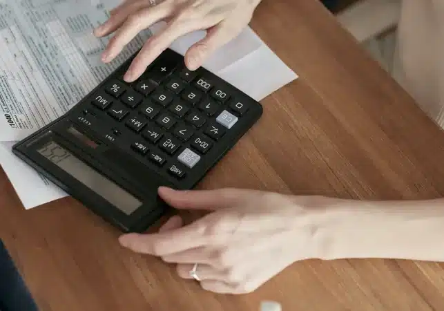 person calculating the capital gains tax in Portugal