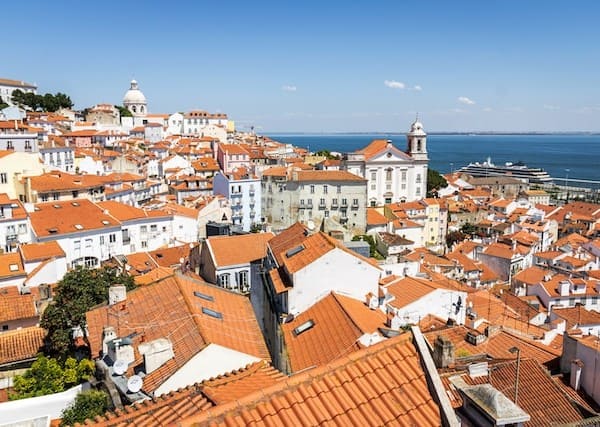 alfama lisbon houses