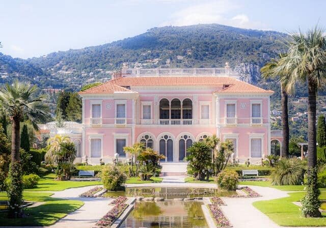 why hire property management company portugal